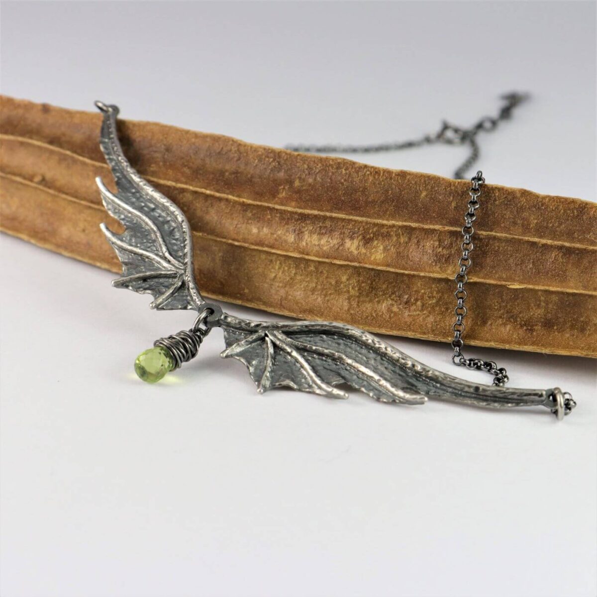 Naszyjnik Long Dragon Wings Premium z peridotem