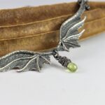Naszyjnik Long Dragon Wings Premium z peridotem