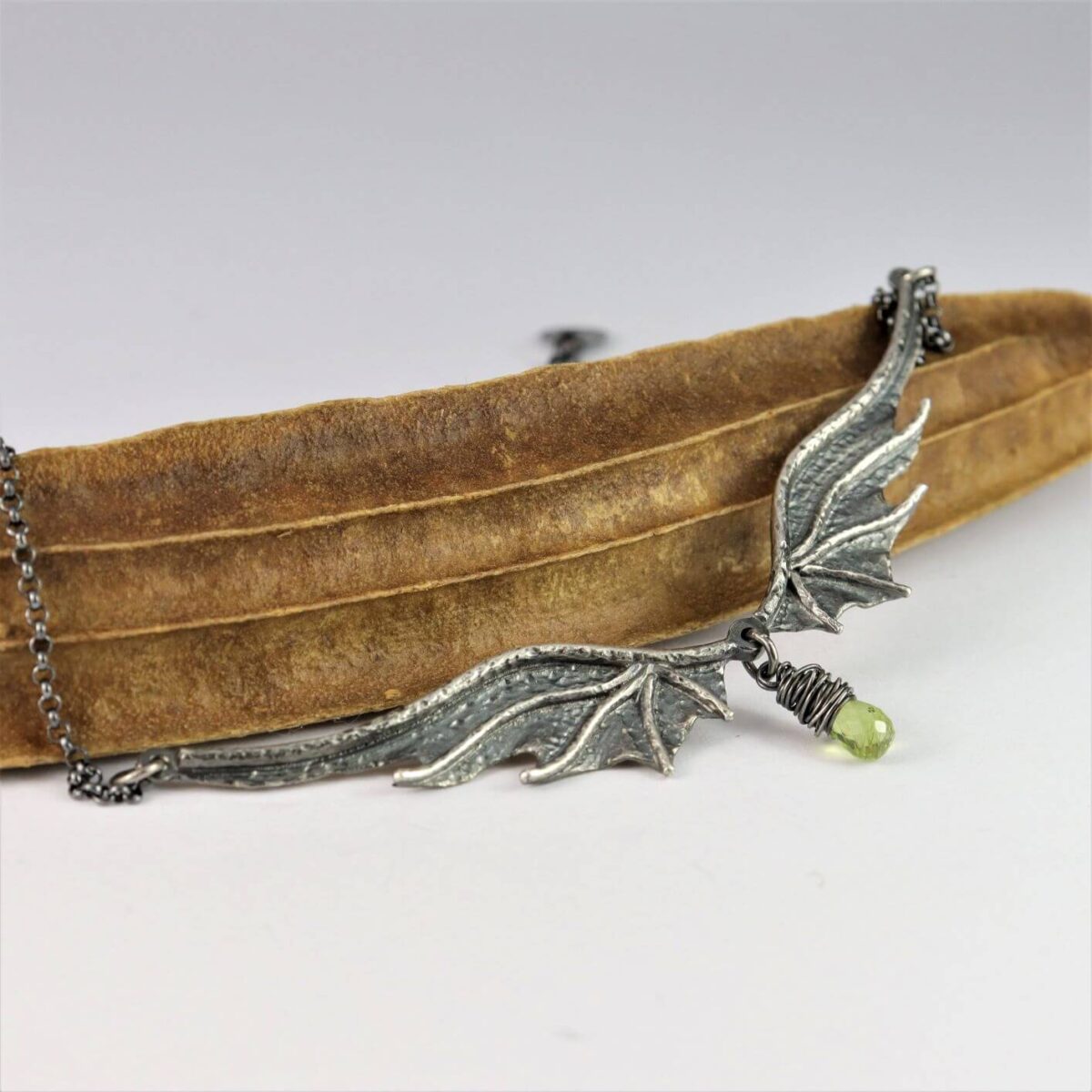 Naszyjnik Long Dragon Wings Premium z peridotem