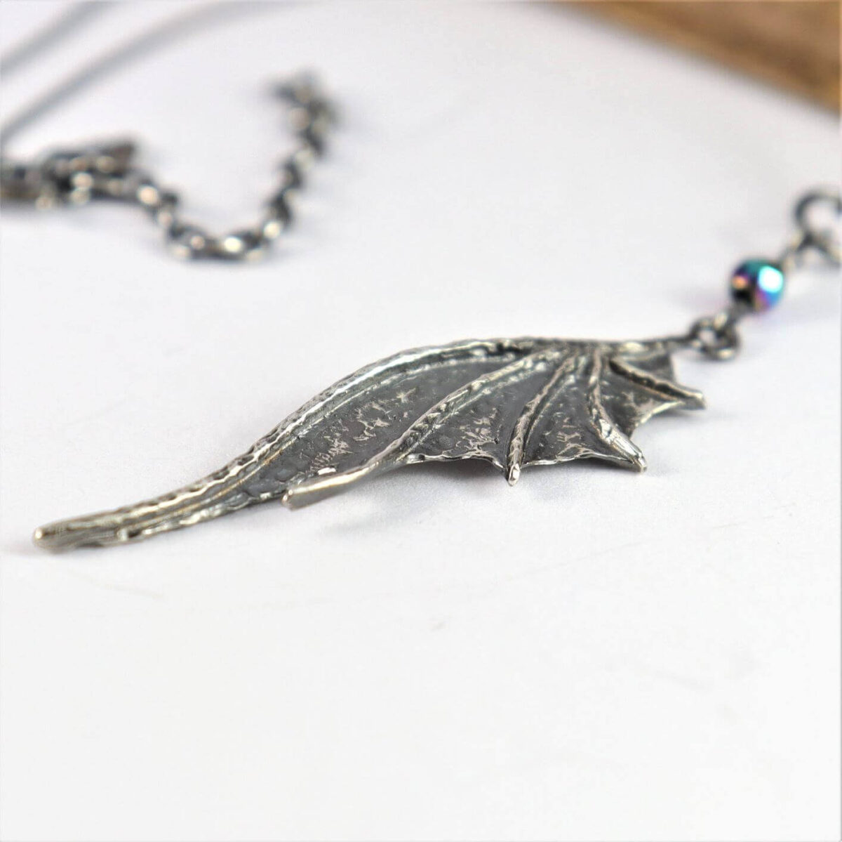 Wisior Dragon Wing z kuleczką tęczowego hematytu