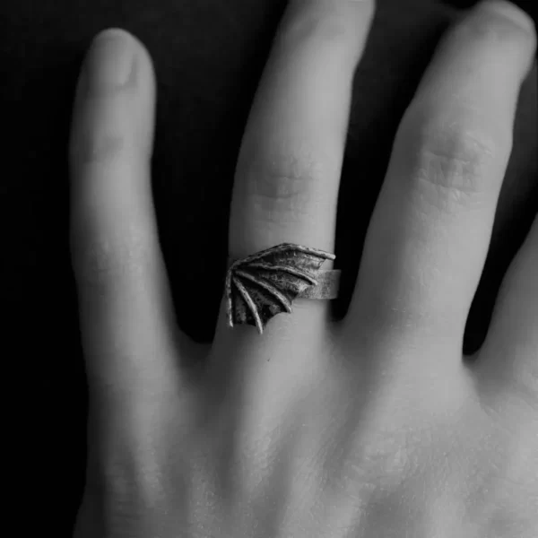 pierścionek smocze skrzydło na dłoni