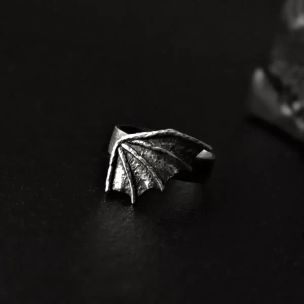 srebrny pierścionek smocze skrzydło