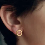 minimalistyczne kolczyki kółeczka 10 mm na uchu