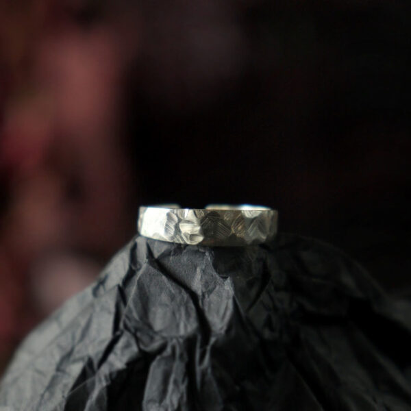 Pierscionek z faktura srebro 925 pierścionek wyżłobiony przez wodę