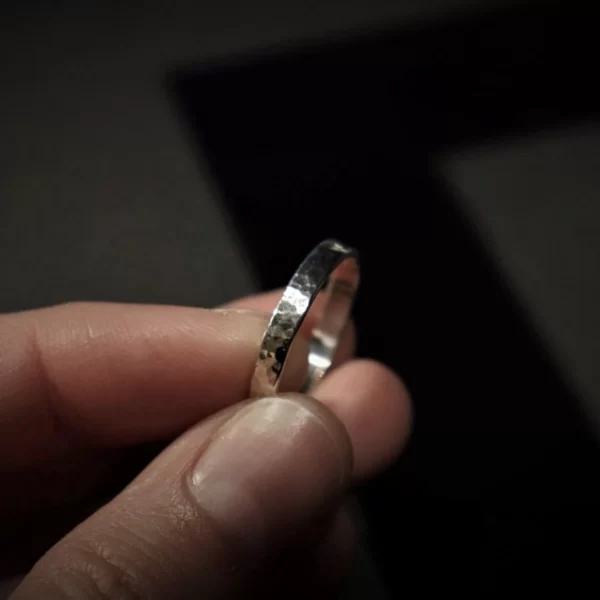 pierścionek młotkowany 3 mm w dłoni