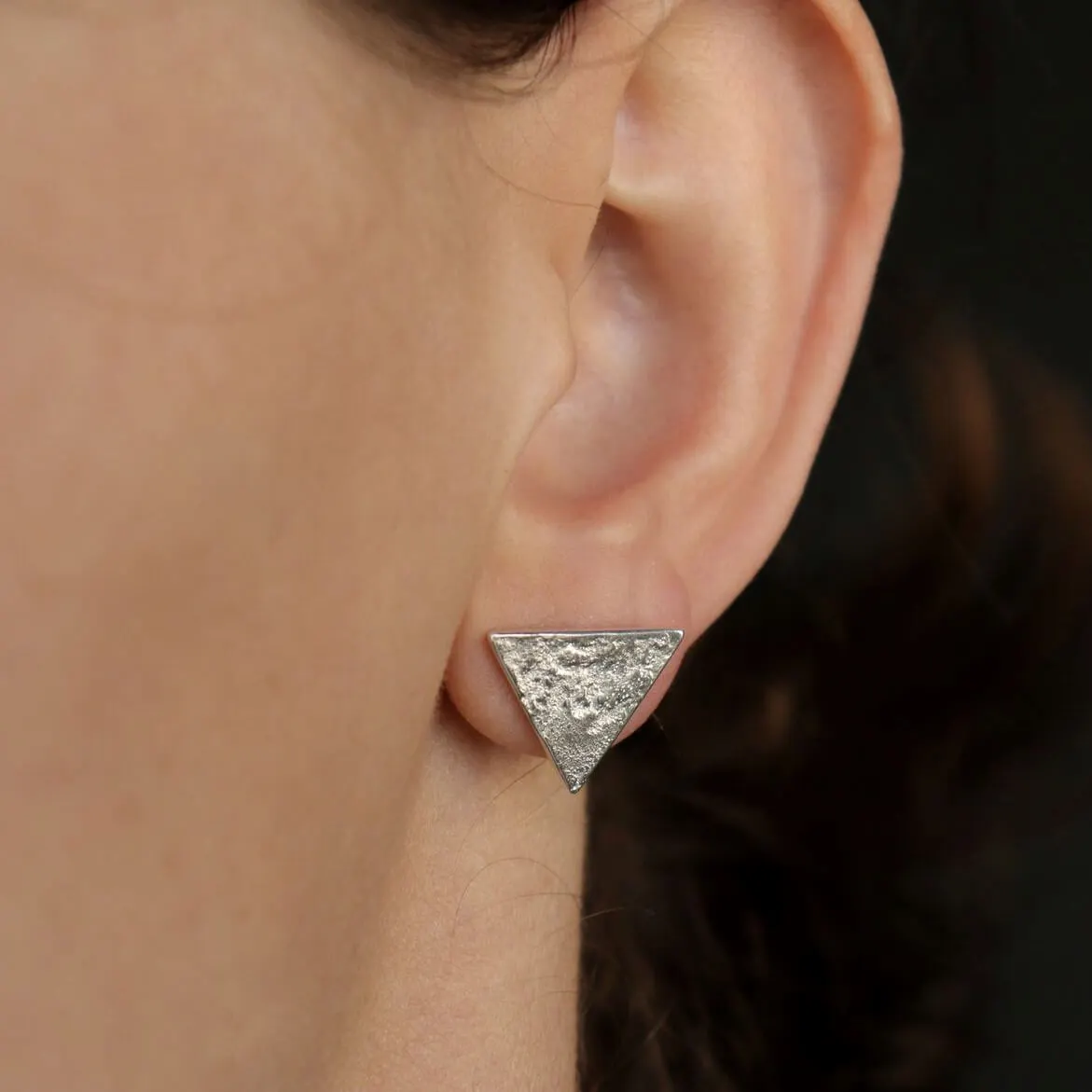 kolczyki trójkąty na uchu