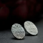 surowa biżuteria autorska nadpalana powierzchnia kolczyków zbliżenie