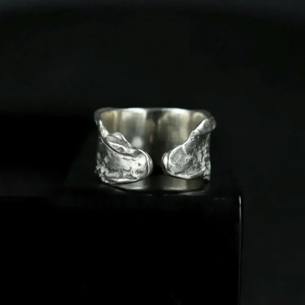 Surowy pierścionek srebrny Lava szeroki