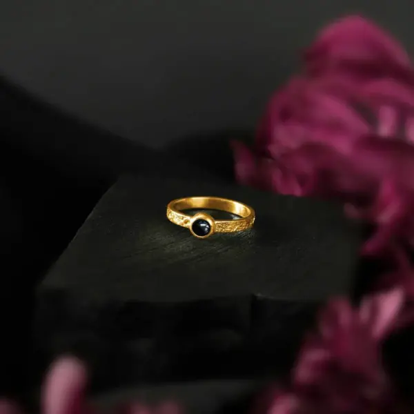 delikatny pierścionek złocony z kamieniem naturalnym