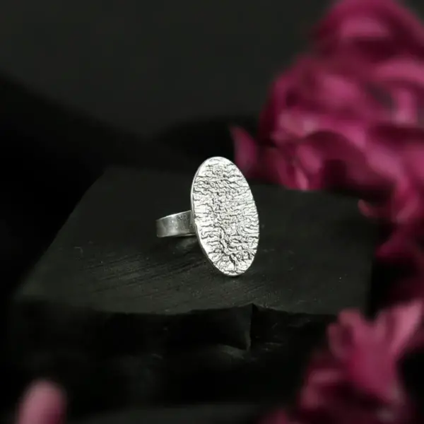 Elegancki pierścionek owalny ze srebra