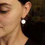 kolczyki srebrne wiszące pełnia księżyca na uchu