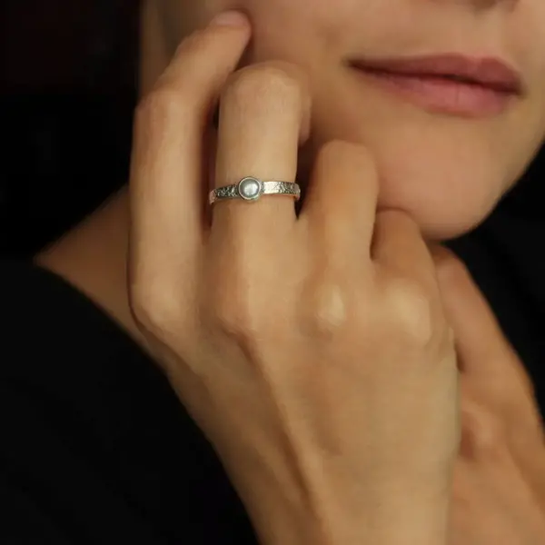 subtelny pierścionek srebrny z kamieniem 3 mm