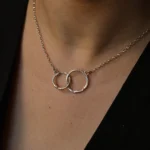 Naszyjnik splecione okręgi Sęki na dekolcie